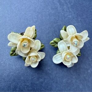 Vintage 1970s Dainty Cream and Green Plastic Flower Earrings with Rhinestone